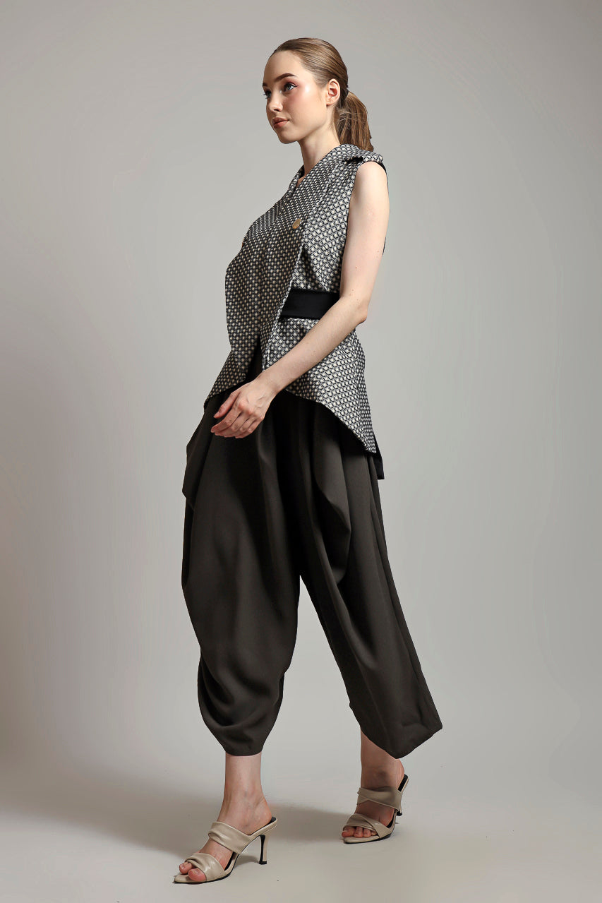 Bloom et Champs Curvy Lapel Blouse / Assymetrical Pants in Grey