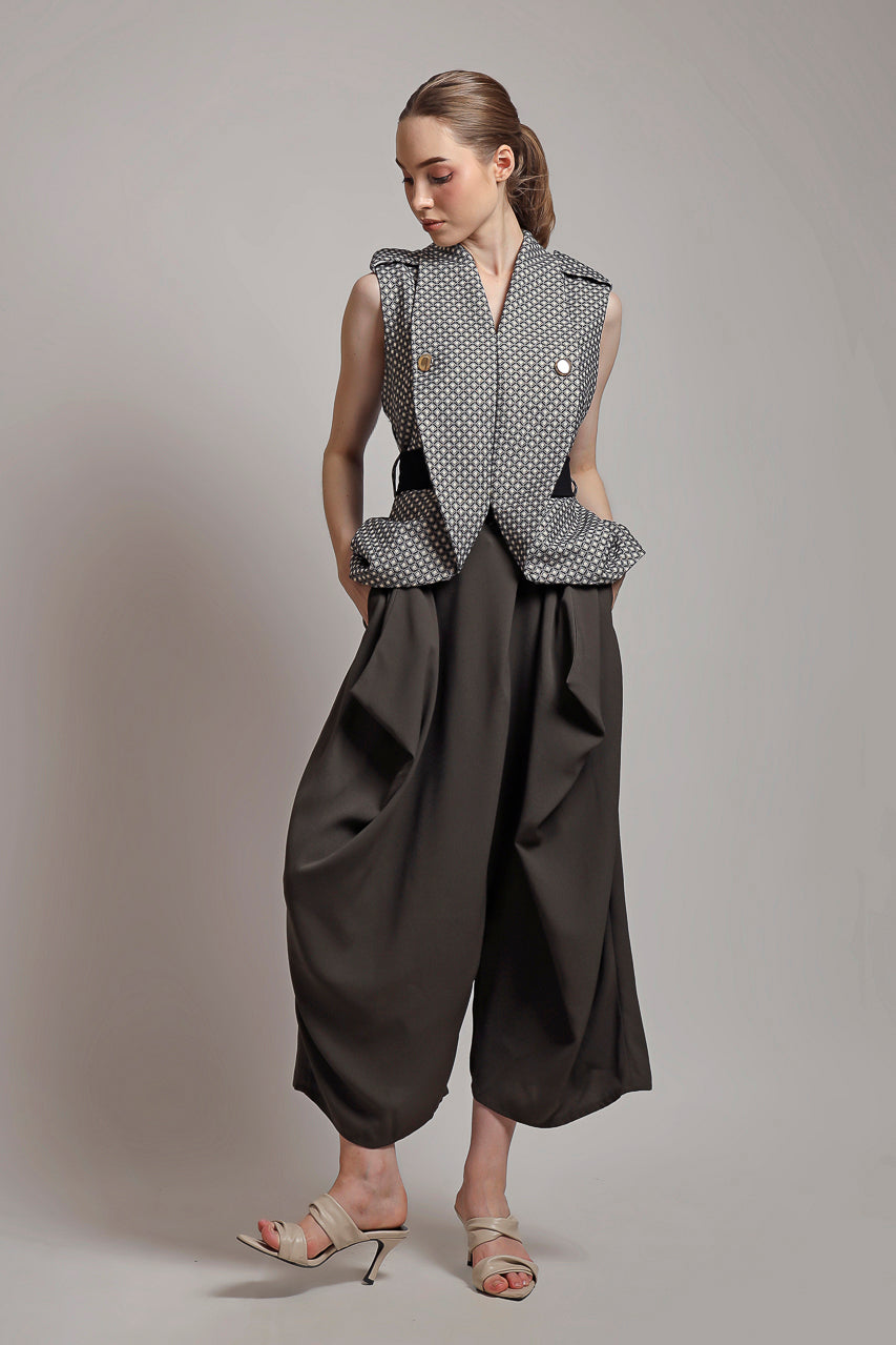 Bloom et Champs Curvy Lapel Blouse / Assymetrical Pants in Grey